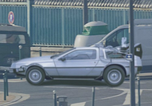 DeLorean DMC-12 aus “Zurück in die Zukunft” (links, etwa Bildmitte, anderes Ufer)